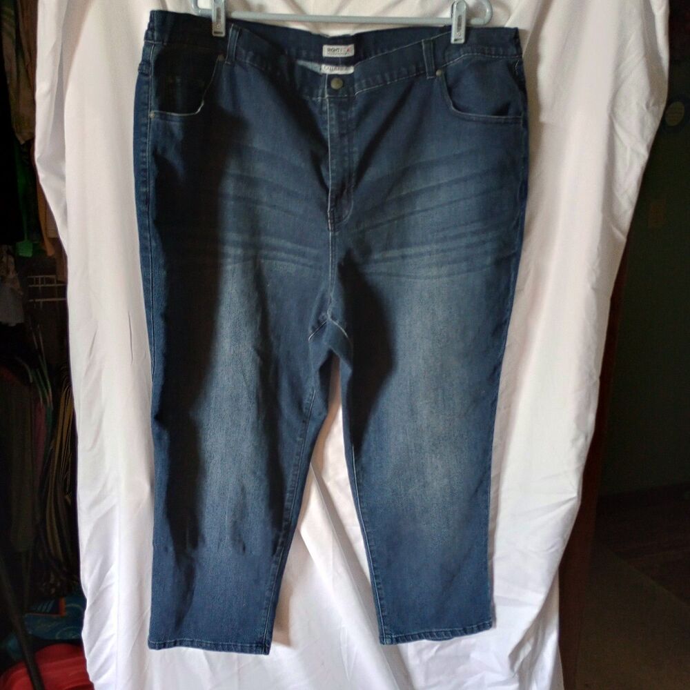 Catherine's Right Fit Moderately Curvy 28WP Plussize Jeans. Med Wash Whiskering